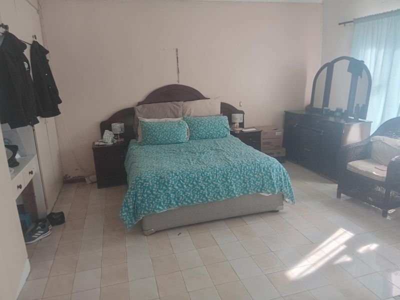 Spacious Family Home with Pool & Entertainment Area - Photo 10