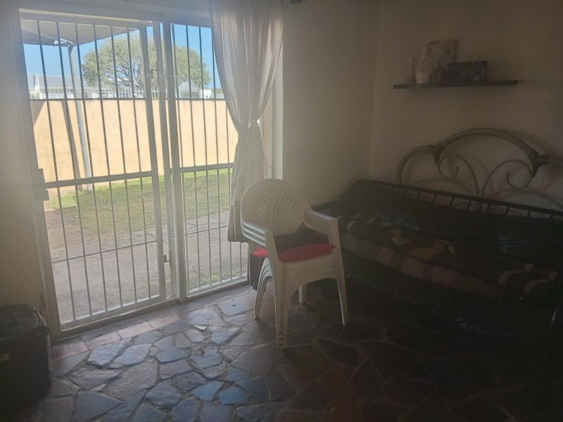 Spacious Family Home with Pool & Entertainment Area - Photo 7
