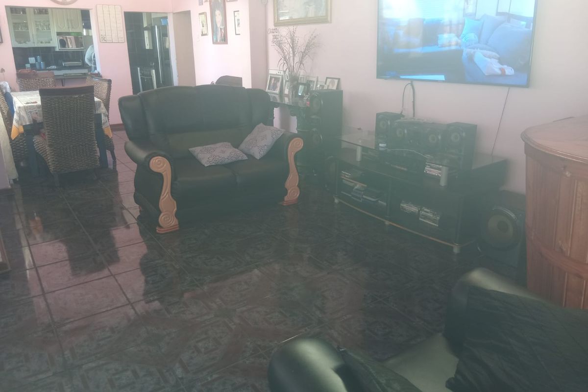 Spacious Family Home with Pool & Entertainment Area - Photo 2