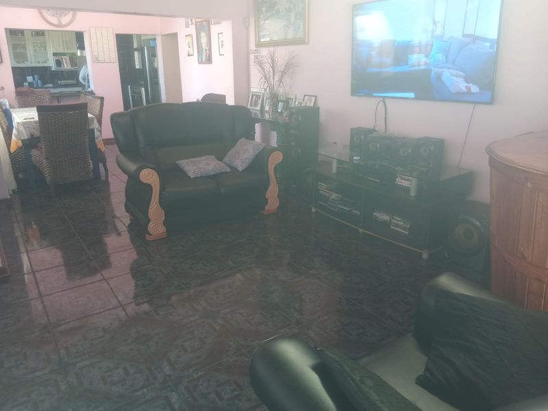 Spacious Family Home with Pool & Entertainment Area - Photo 2