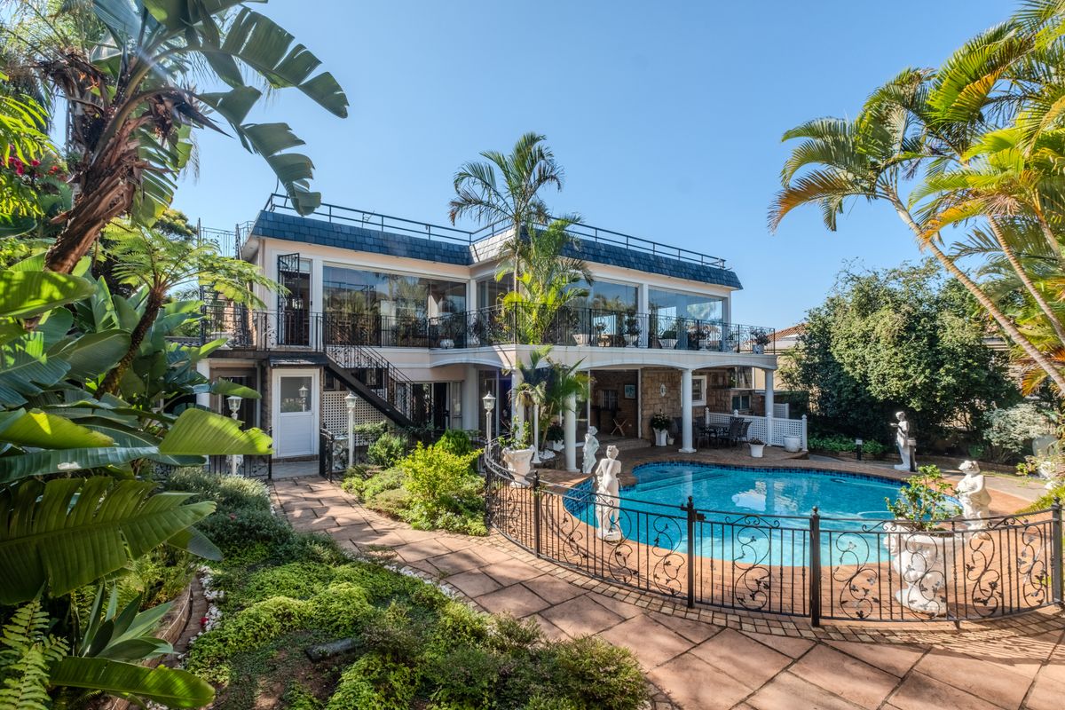 Effortless Elegance – Luxury Home with Separate Dwelling - Photo 2