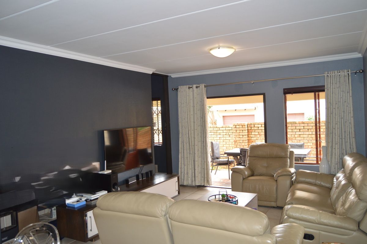 Country Style living in a safe & secure Estate - Photo 5