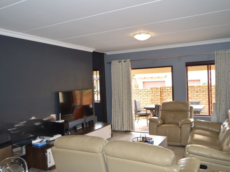 Country Style living in a safe & secure Estate - Photo 5
