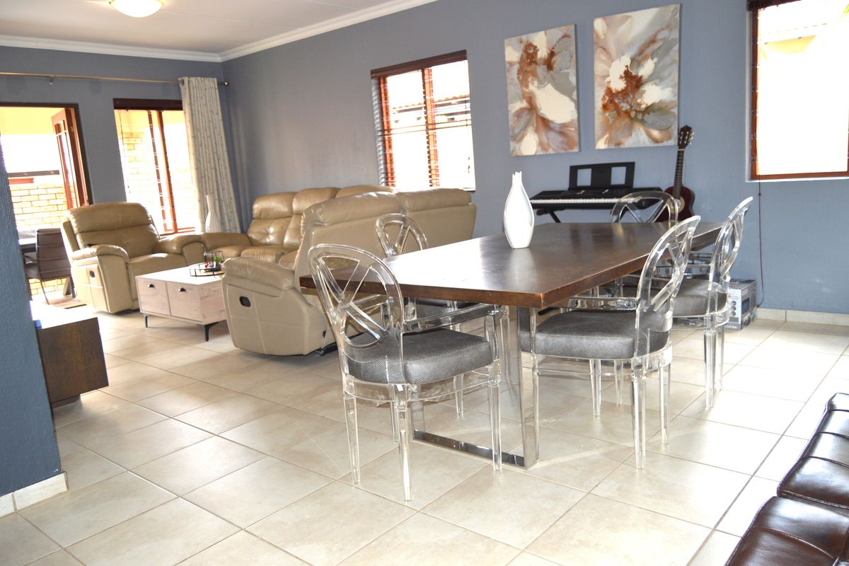 Country Style living in a safe & secure Estate - Photo 4