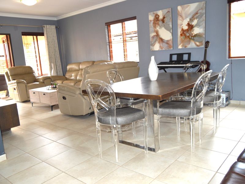 Country Style living in a safe & secure Estate - Photo 4
