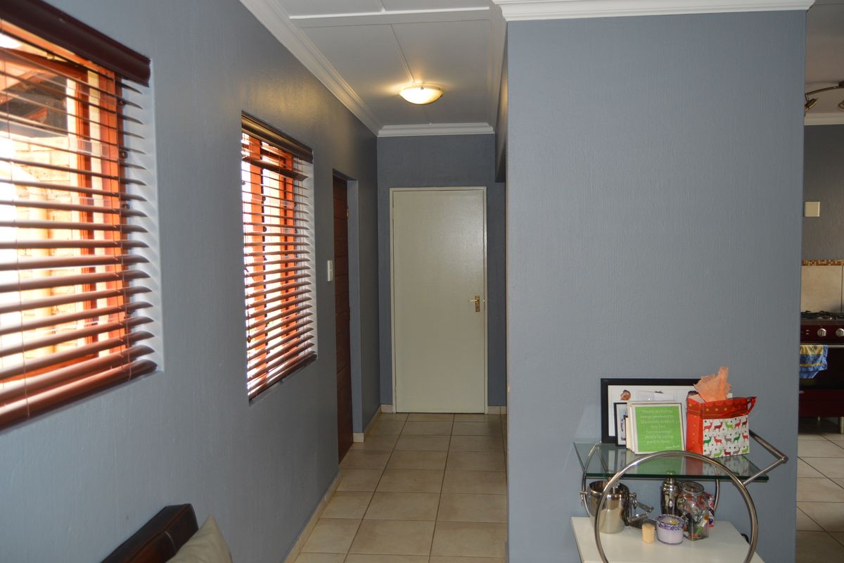 Country Style living in a safe & secure Estate - Photo 2