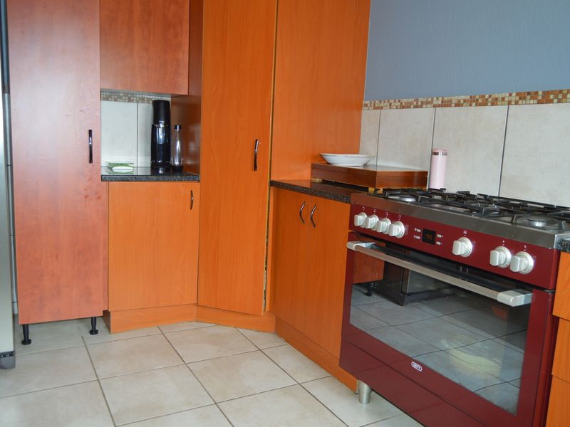 Country Style living in a safe & secure Estate - Photo 10