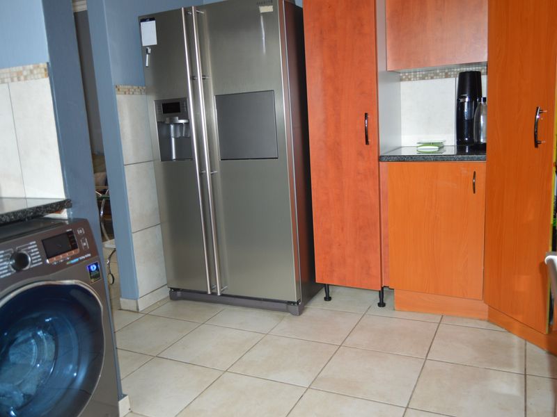Country Style living in a safe & secure Estate - Photo 9