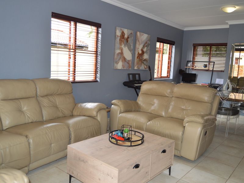 Country Style living in a safe & secure Estate - Photo 8