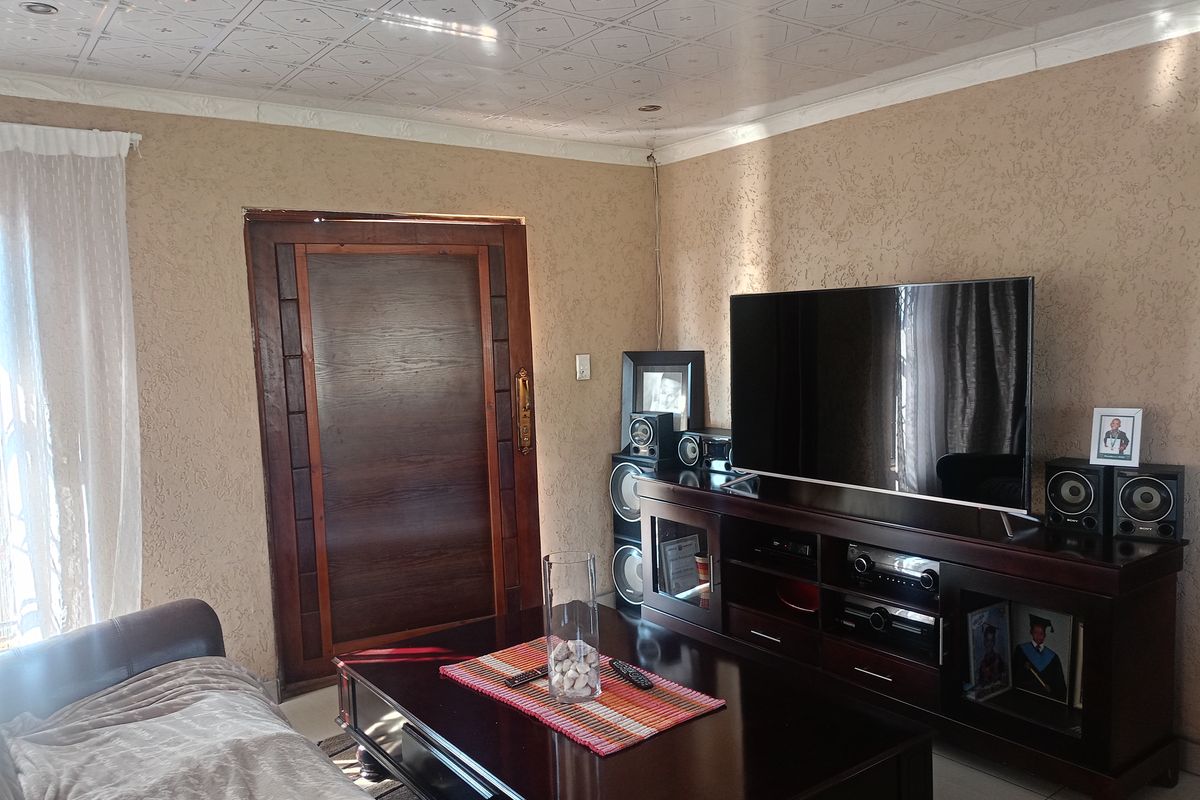 Freehold For Sale In Vereeniging - Photo 2