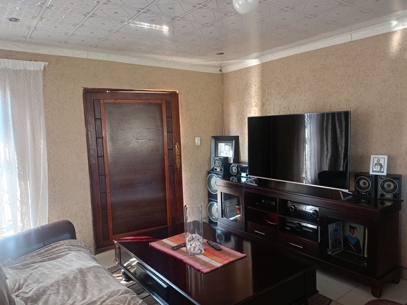 Freehold For Sale In Vereeniging - Photo 2