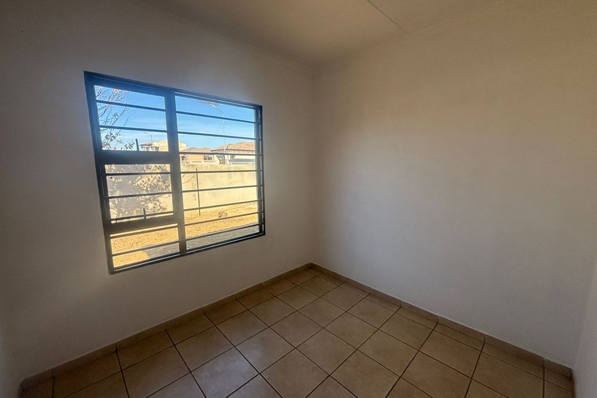Newly build three bedroom house readily available - Photo 5