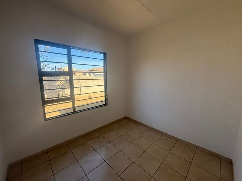 Newly build three bedroom house readily available - Photo 5