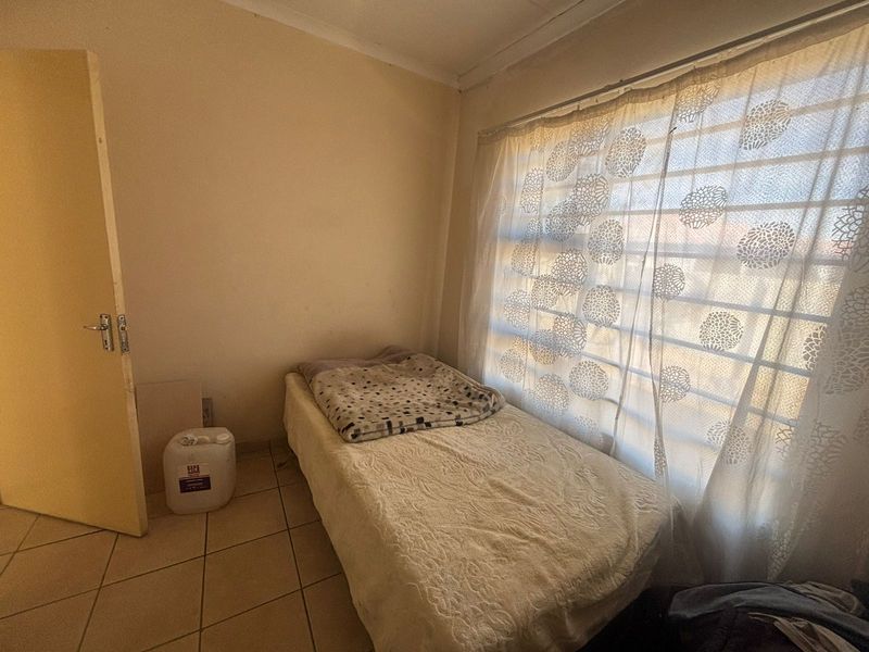 Newly build three bedroom house readily available - Photo 8