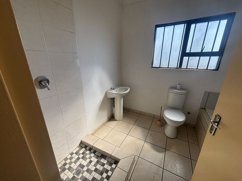 Newly build three bedroom house readily available - Photo 7