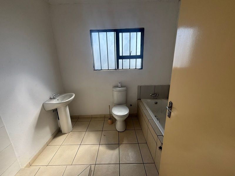 Newly build three bedroom house readily available - Photo 6