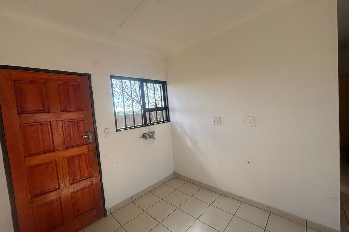 Newly build three bedroom house readily available - Photo 4