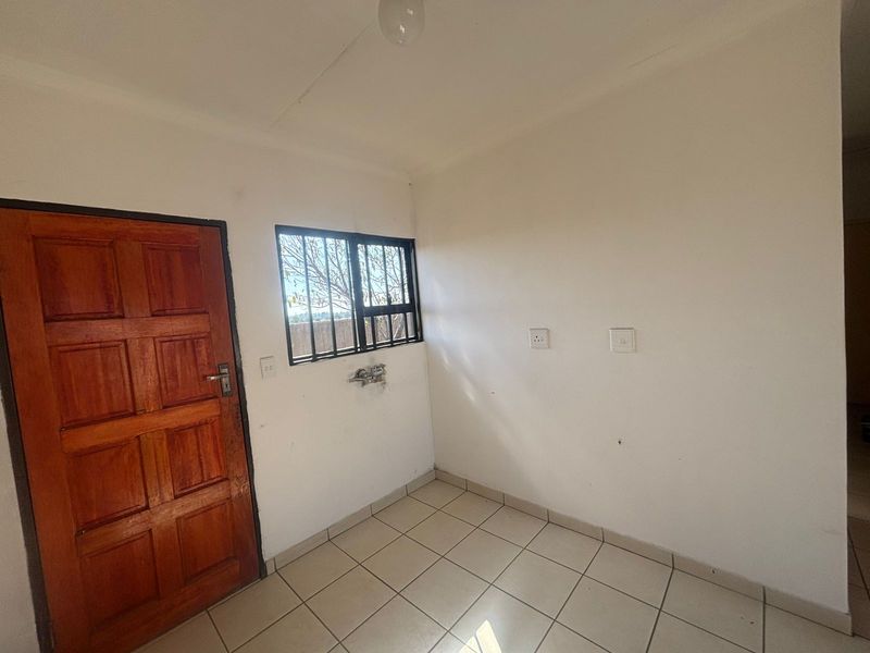 Newly build three bedroom house readily available - Photo 4