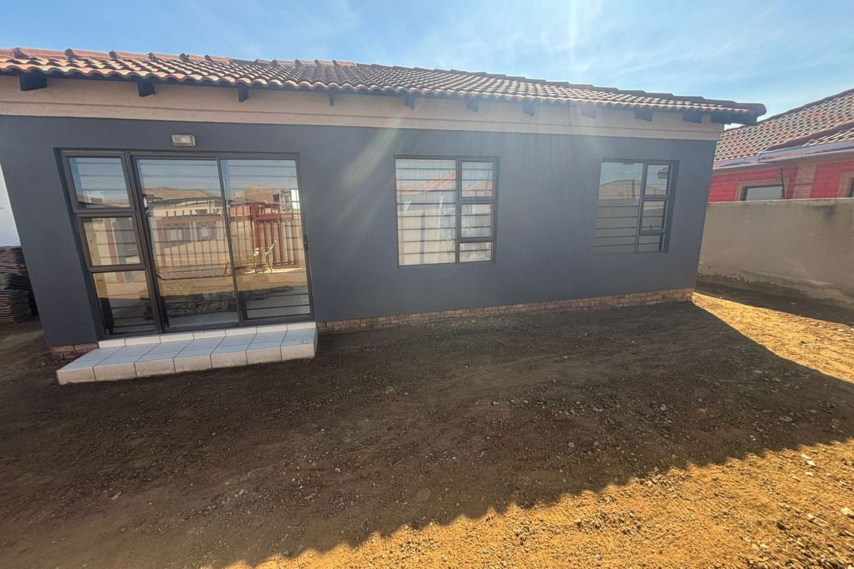 Newly build three bedroom house readily available - Photo 2