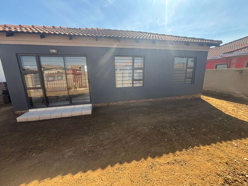 Newly build three bedroom house readily available - Photo 2