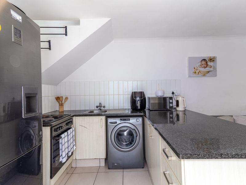 2-Bedroom Duplex Apartment to Rent in the Historic Piano Factory, Wellington - Photo 4