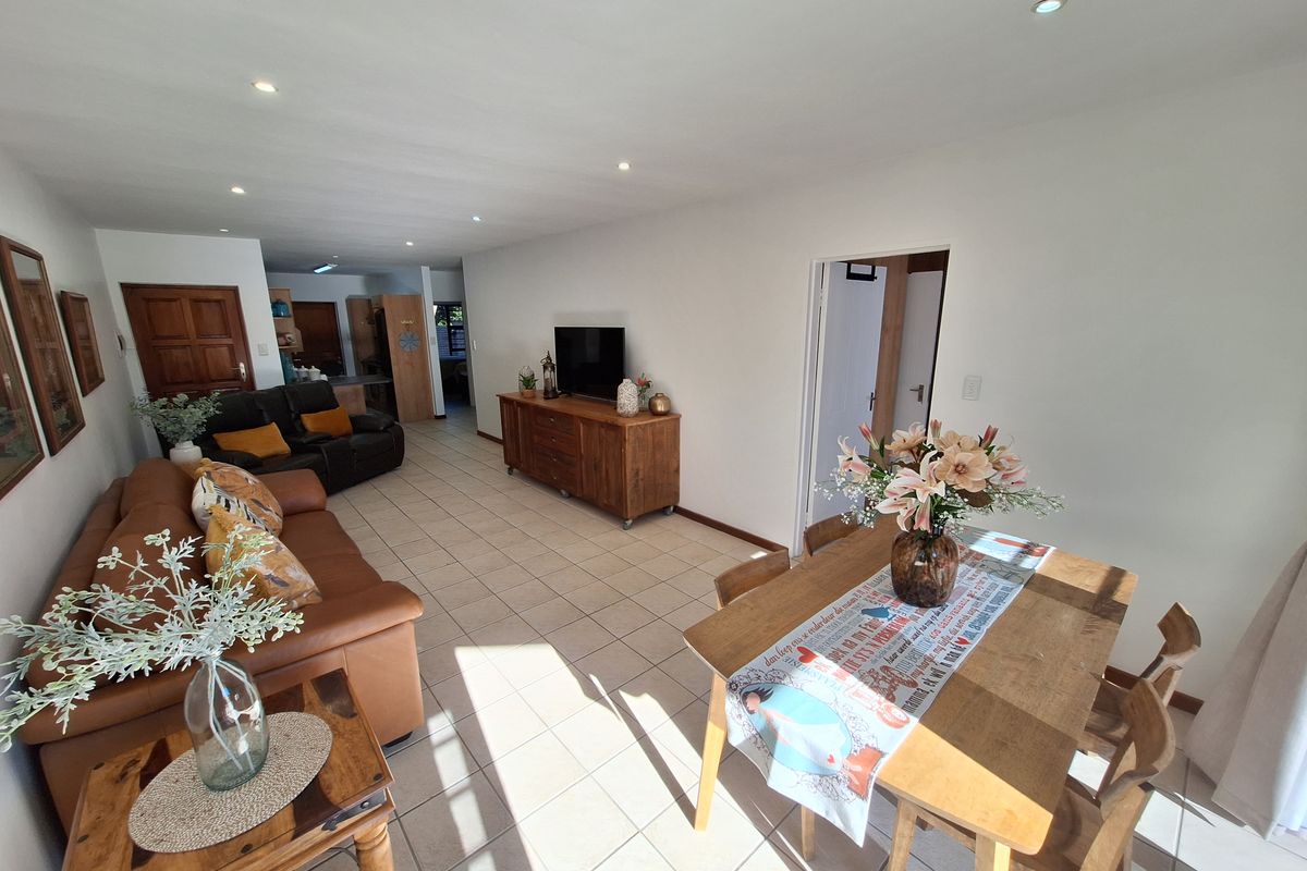 Comfortable Coastal Living – Spacious 3-Bedroom Apartment for Sale - Photo 3