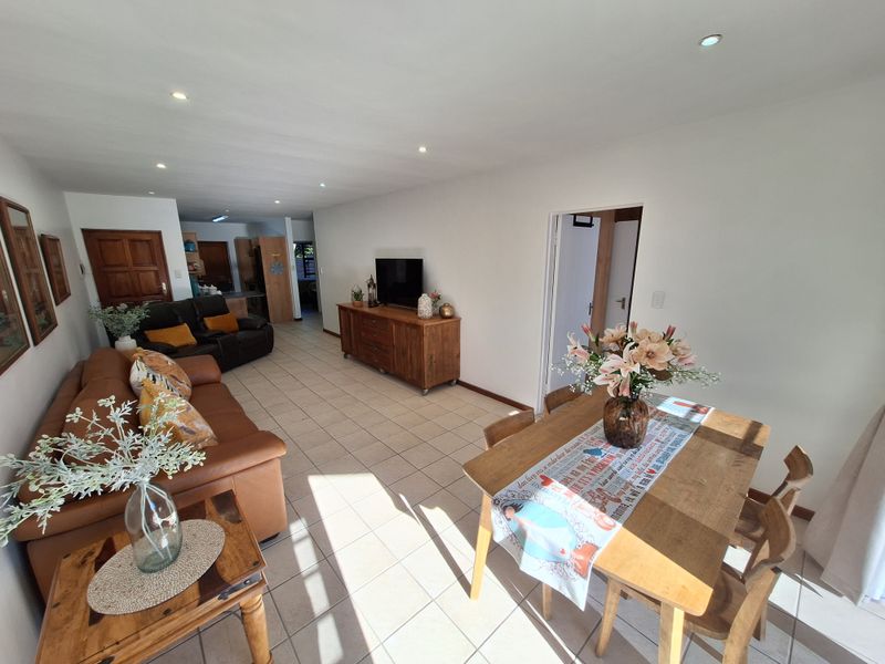 Comfortable Coastal Living – Spacious 3-Bedroom Apartment for Sale - Photo 3