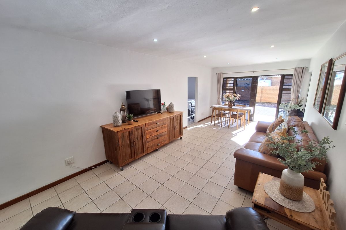Comfortable Coastal Living – Spacious 3-Bedroom Apartment for Sale - Photo 4