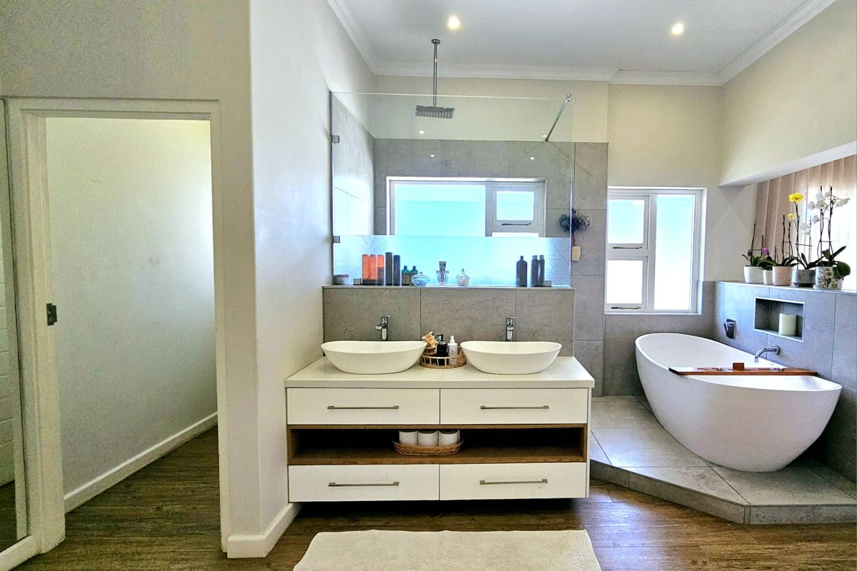 Stunning 8 Bedroom, 8 Bathroom house situated in Selborne East London - Photo 5
