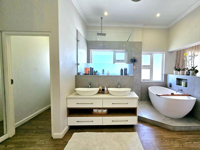 Stunning 8 Bedroom, 8 Bathroom house situated in Selborne East London - Photo 5