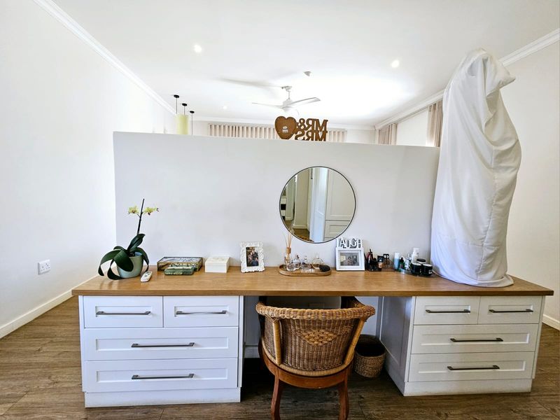 Stunning 8 Bedroom, 8 Bathroom house situated in Selborne East London - Photo 7