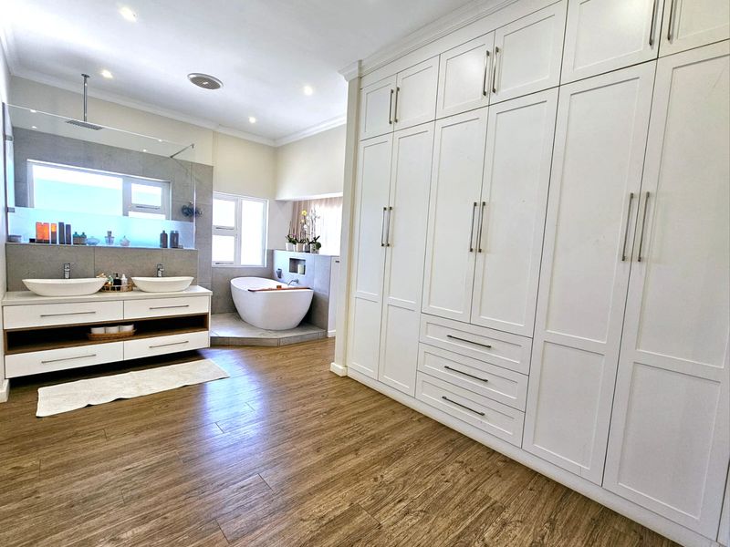 Stunning 8 Bedroom, 8 Bathroom house situated in Selborne East London - Photo 6