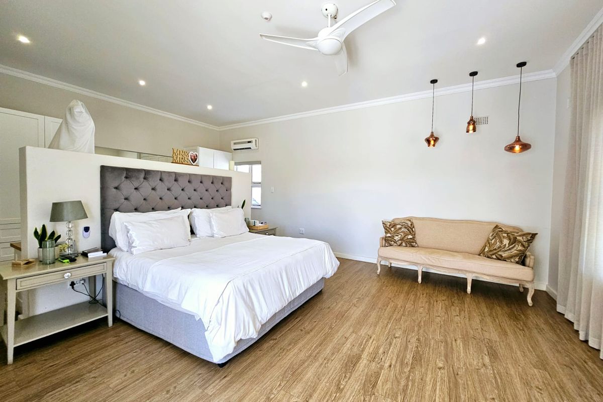 Stunning 8 Bedroom, 8 Bathroom house situated in Selborne East London - Photo 3