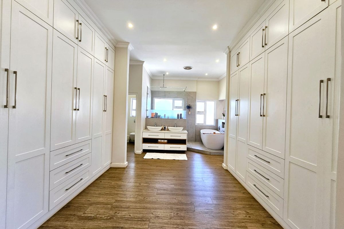 Stunning 8 Bedroom, 8 Bathroom house situated in Selborne East London - Photo 4