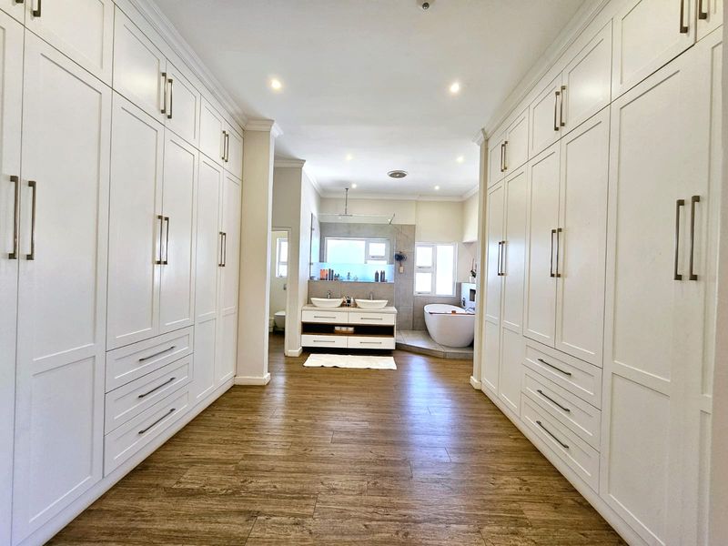 Stunning 8 Bedroom, 8 Bathroom house situated in Selborne East London - Photo 4