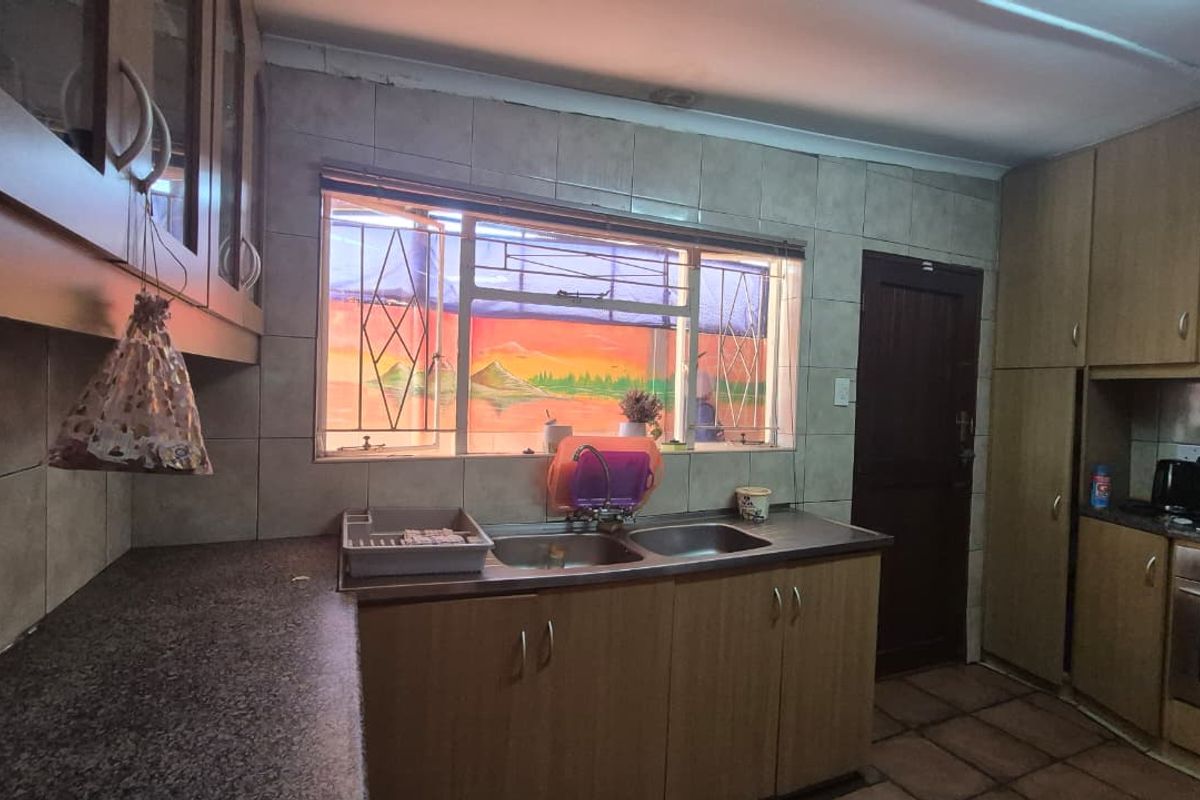 EXCLUSIVE SOLE MANDATE - Excellent Investment Opportunity with Separate Income-Generating Flatlet - Photo 5
