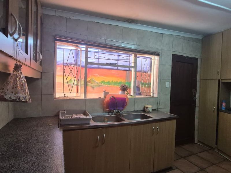 EXCLUSIVE SOLE MANDATE - Excellent Investment Opportunity with Separate Income-Generating Flatlet - Photo 5