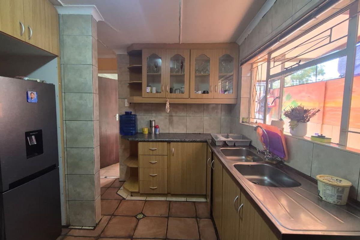 EXCLUSIVE SOLE MANDATE - Excellent Investment Opportunity with Separate Income-Generating Flatlet - Photo 4