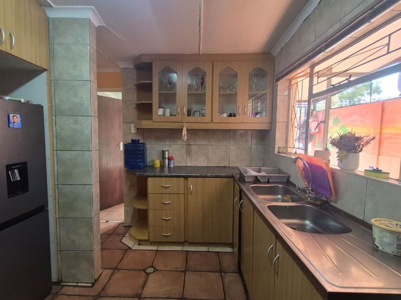 EXCLUSIVE SOLE MANDATE - Excellent Investment Opportunity with Separate Income-Generating Flatlet - Photo 4