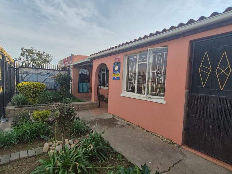 EXCLUSIVE SOLE MANDATE - Excellent Investment Opportunity with Separate Income-Generating Flatlet - Photo 1