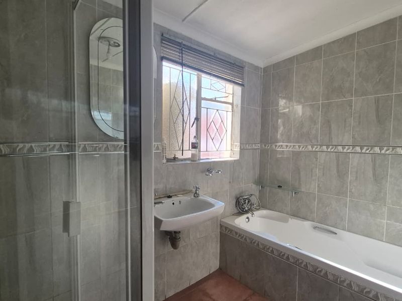 EXCLUSIVE SOLE MANDATE - Excellent Investment Opportunity with Separate Income-Generating Flatlet - Photo 7