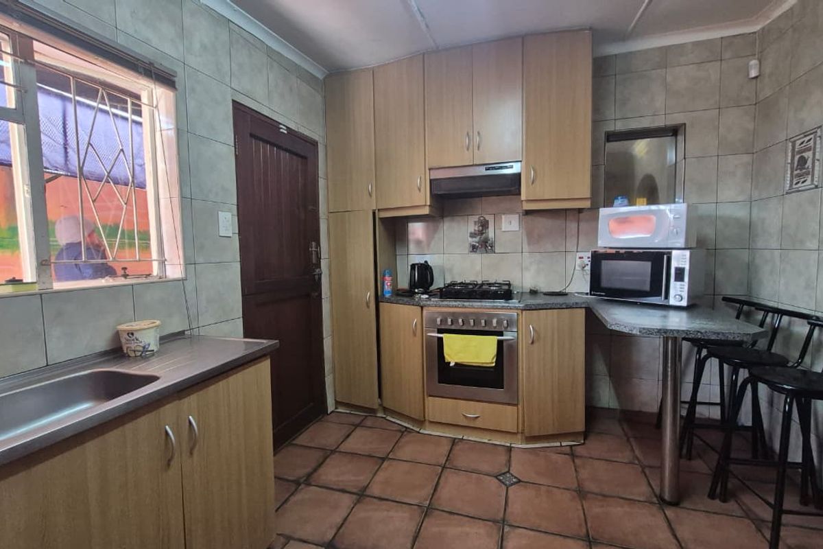 EXCLUSIVE SOLE MANDATE - Excellent Investment Opportunity with Separate Income-Generating Flatlet - Photo 3
