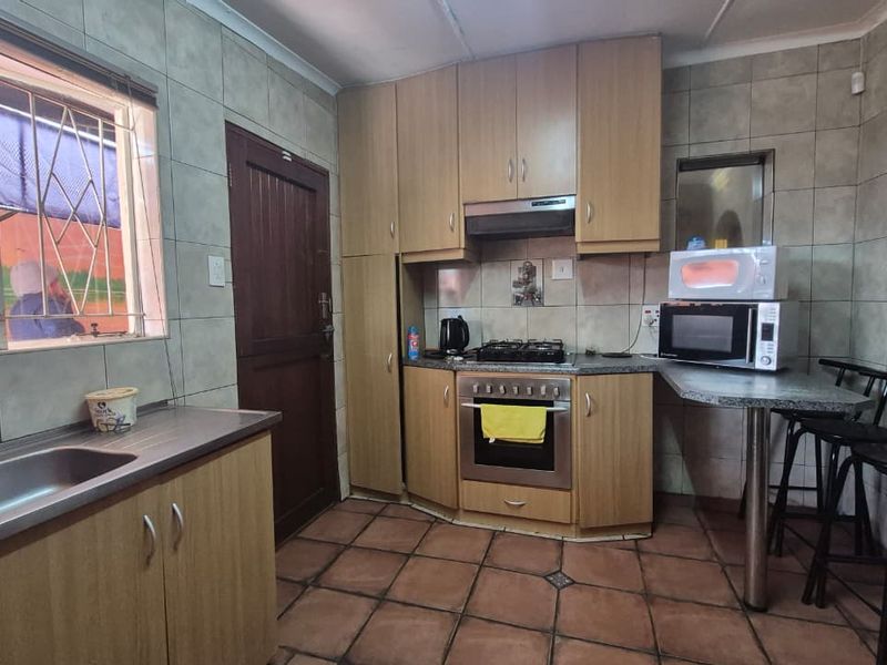EXCLUSIVE SOLE MANDATE - Excellent Investment Opportunity with Separate Income-Generating Flatlet - Photo 3