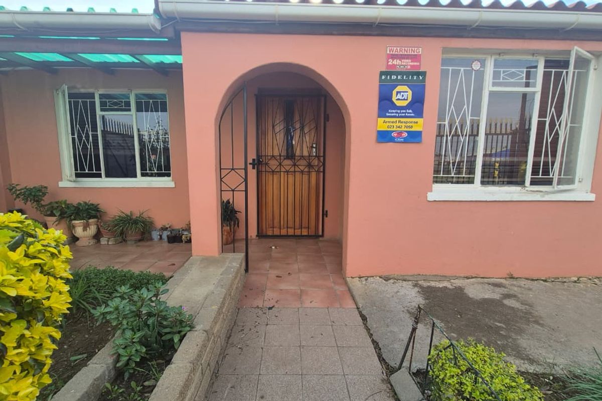 EXCLUSIVE SOLE MANDATE - Excellent Investment Opportunity with Separate Income-Generating Flatlet - Photo 2