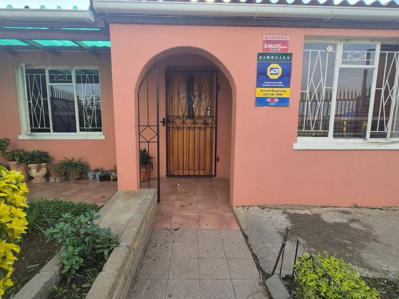 EXCLUSIVE SOLE MANDATE - Excellent Investment Opportunity with Separate Income-Generating Flatlet - Photo 2