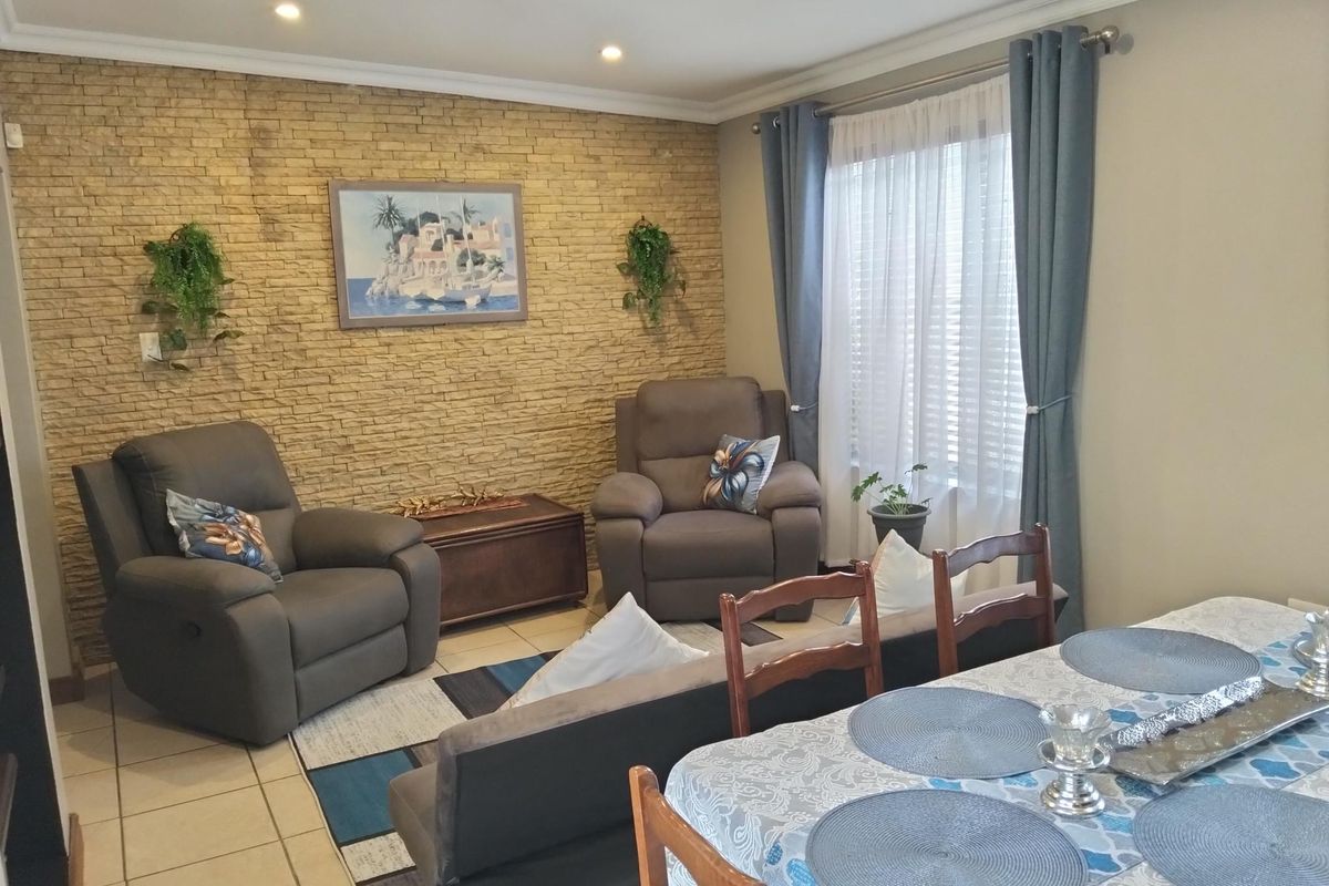 4 Bedroom house with great location! - Photo 3
