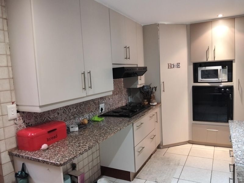 4 Bedroom house with great location! - Photo 10