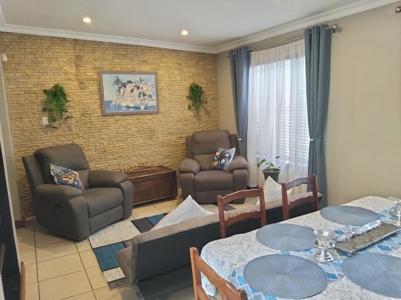 Spacious 4 bedroom lock up and go with low maintenance garden. - Photo 4