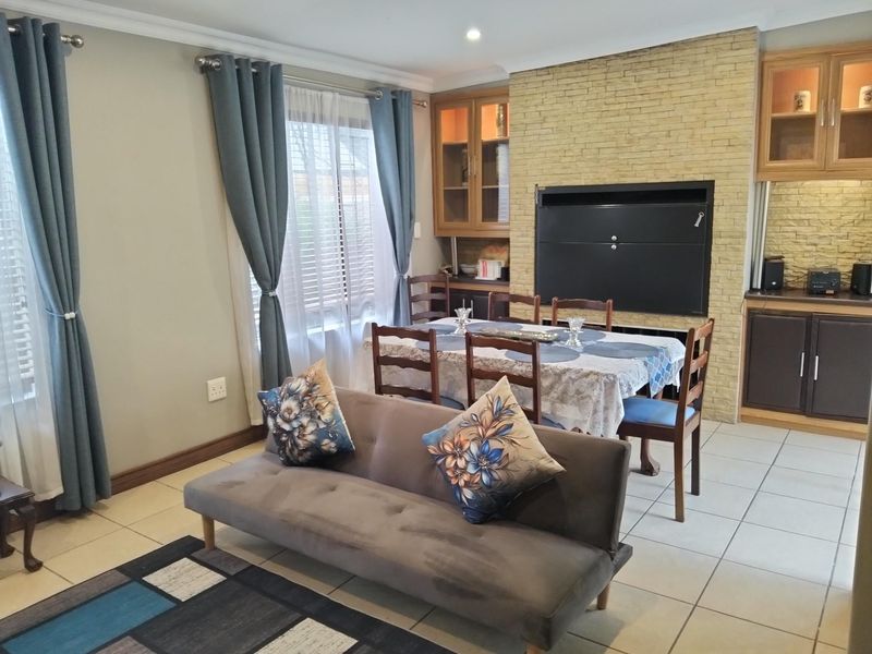 Spacious 4 bedroom lock up and go with low maintenance garden. - Photo 3