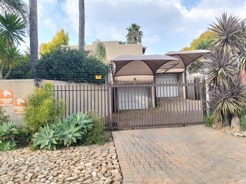 Spacious 4 bedroom lock up and go with low maintenance garden. - Photo 1